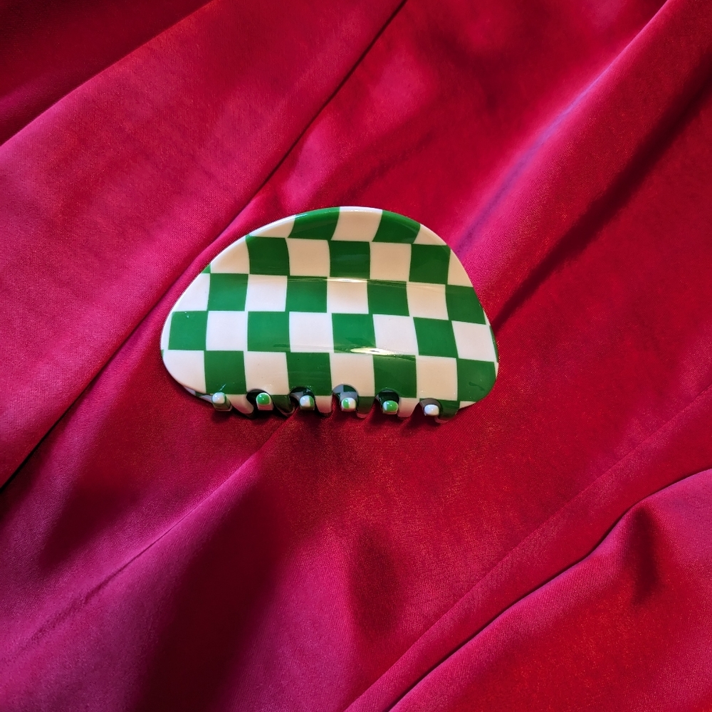 NWOT Chunks Checker Claw